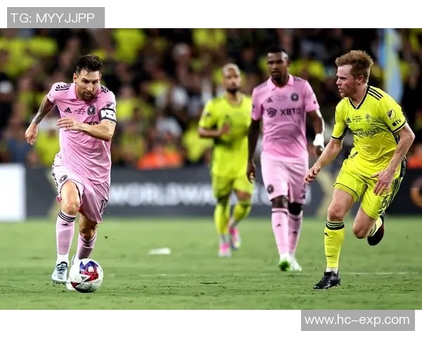 当足球巨星化身普通人融入街头展现别样真实人生