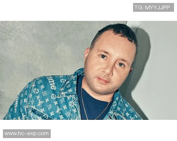 足球球星潮流穿搭引领时尚风潮 运动与街头文化的完美融合